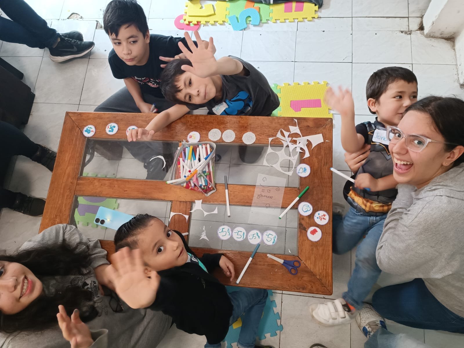 Miembros de la iglesia conviviendo durante una actividad